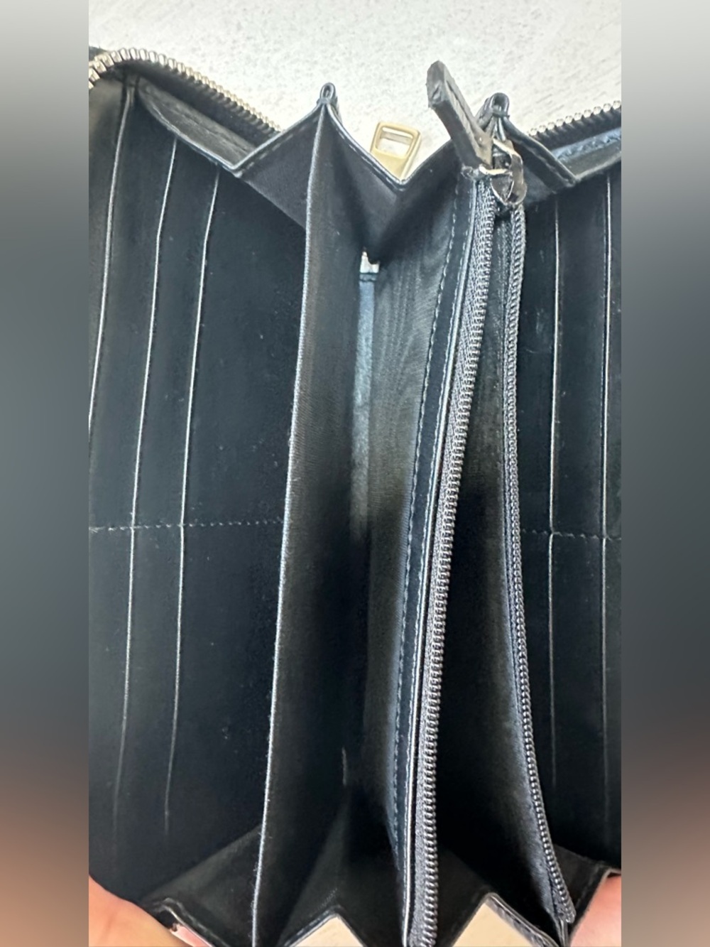 Authentic Gucci GG embossed zip-around wallet in black leather. Made in Italy. - Picture 6 of 14